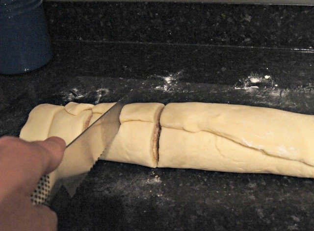 How to slice cinnamon roll
