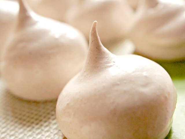 Mocha meringues with kiss top