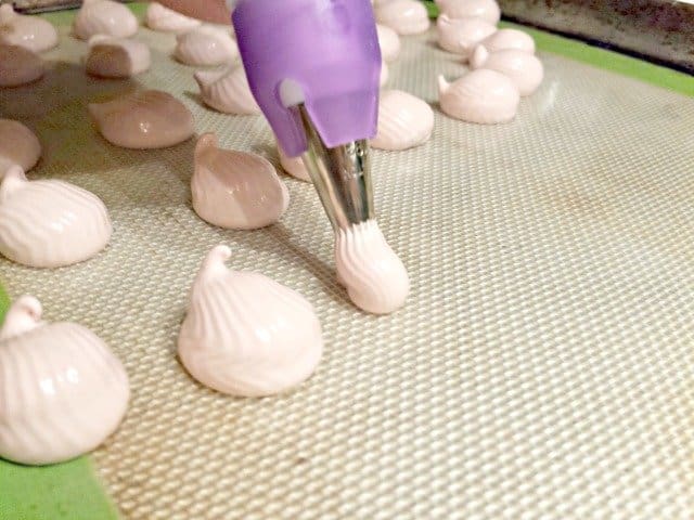 Pipe meringues with a star tip