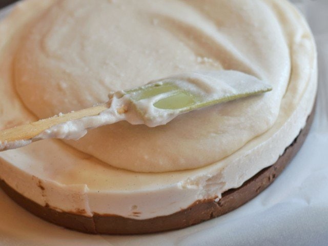 Always spread frosting from the center over the edges
