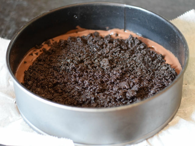Leave a border around the cookie crumb filling