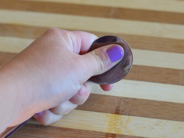 Rub your hands with a stainless steel spoon to get rid of garlic and onion smell