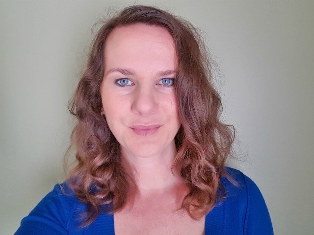 Create loose curls for slimming hairstyles