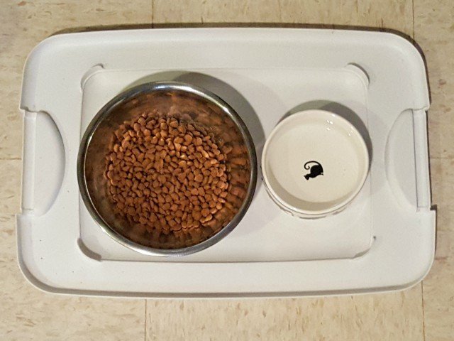 Perfect tray for cat food and water to keep the floor clean