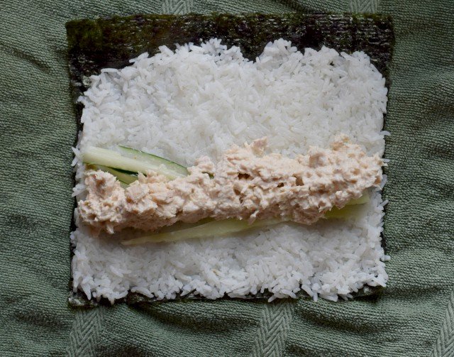Add a quarter of the tuna mixture to the homemade spicy tuna roll