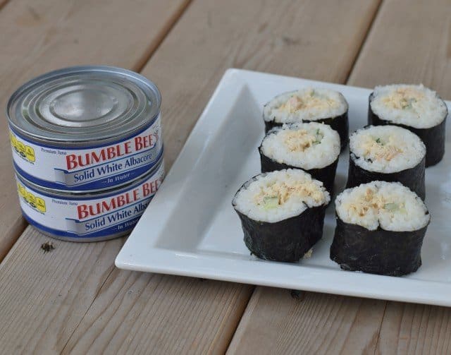 Use canned tuna to make spicy tuna rolls at home