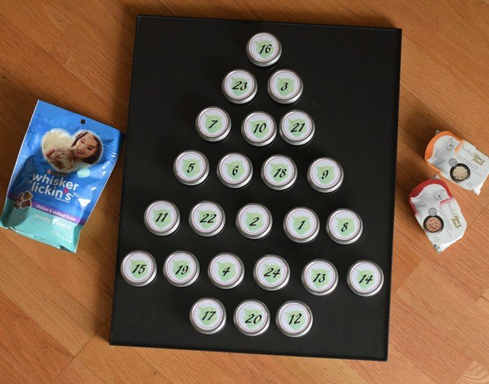 Lay out tins in Christmas tree design