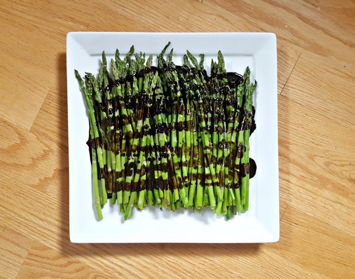 Grilled asparagus with balsamic glaze