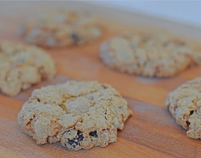 Chewy oatmeal raisin cookies