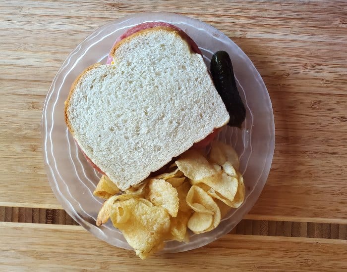 Plated sandwich with chips