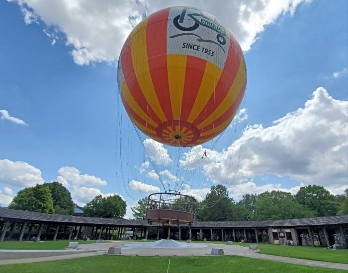 Helium balloon landing