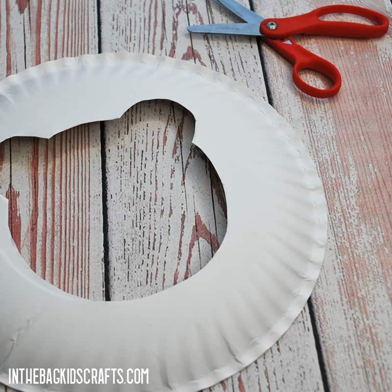 PAPER PLATE POLAR BEAR CRAFT STEP 1