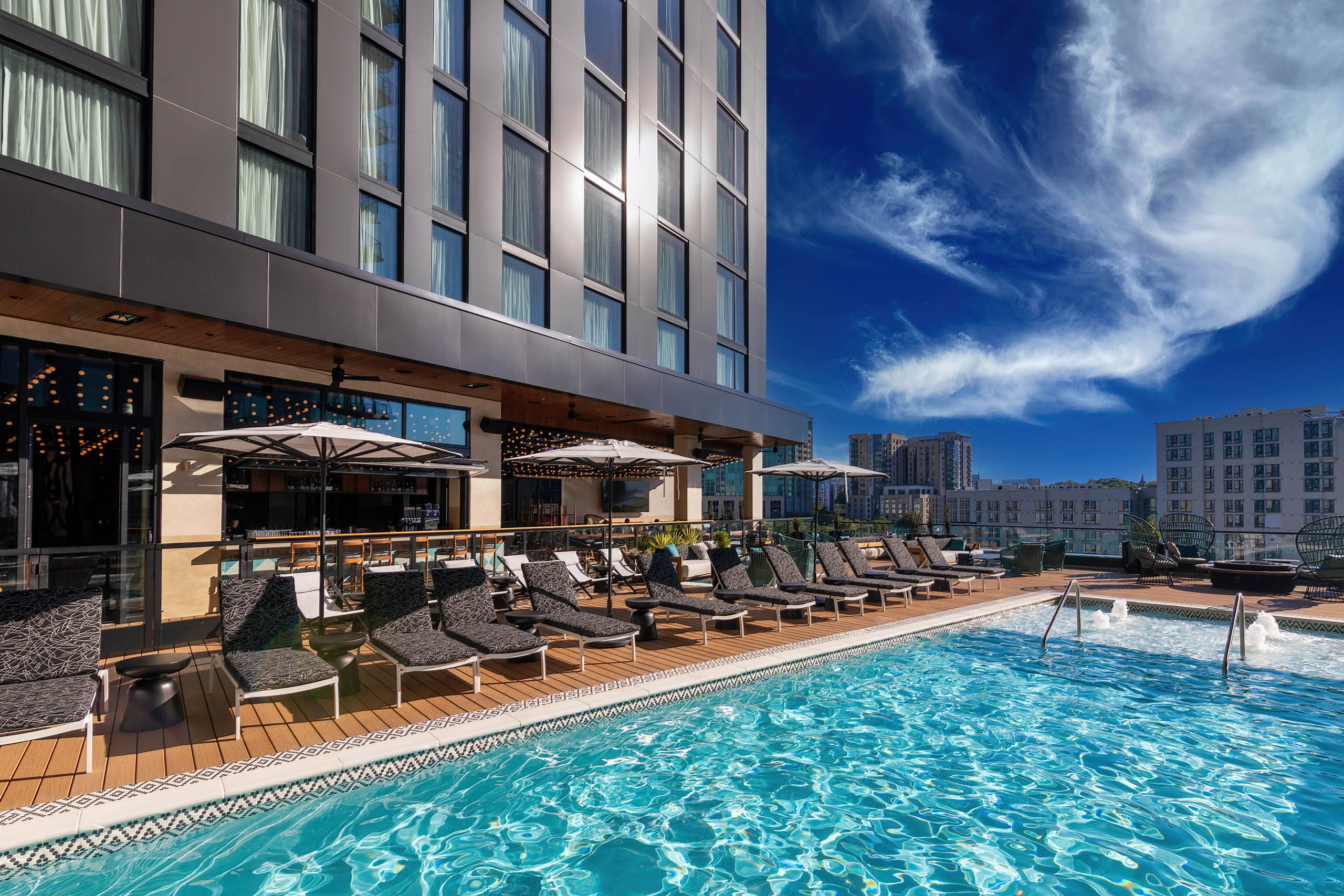 fraye-hotel-fallyn-apartments-pool