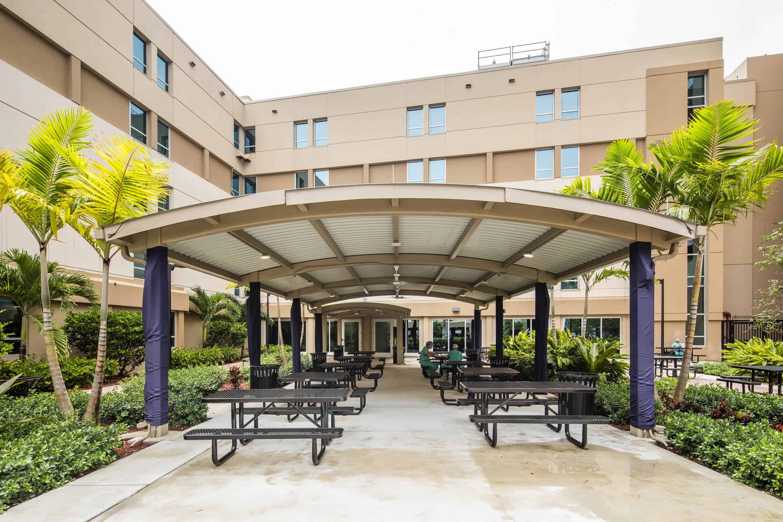 hca-kendall-regional-outdoor-seating