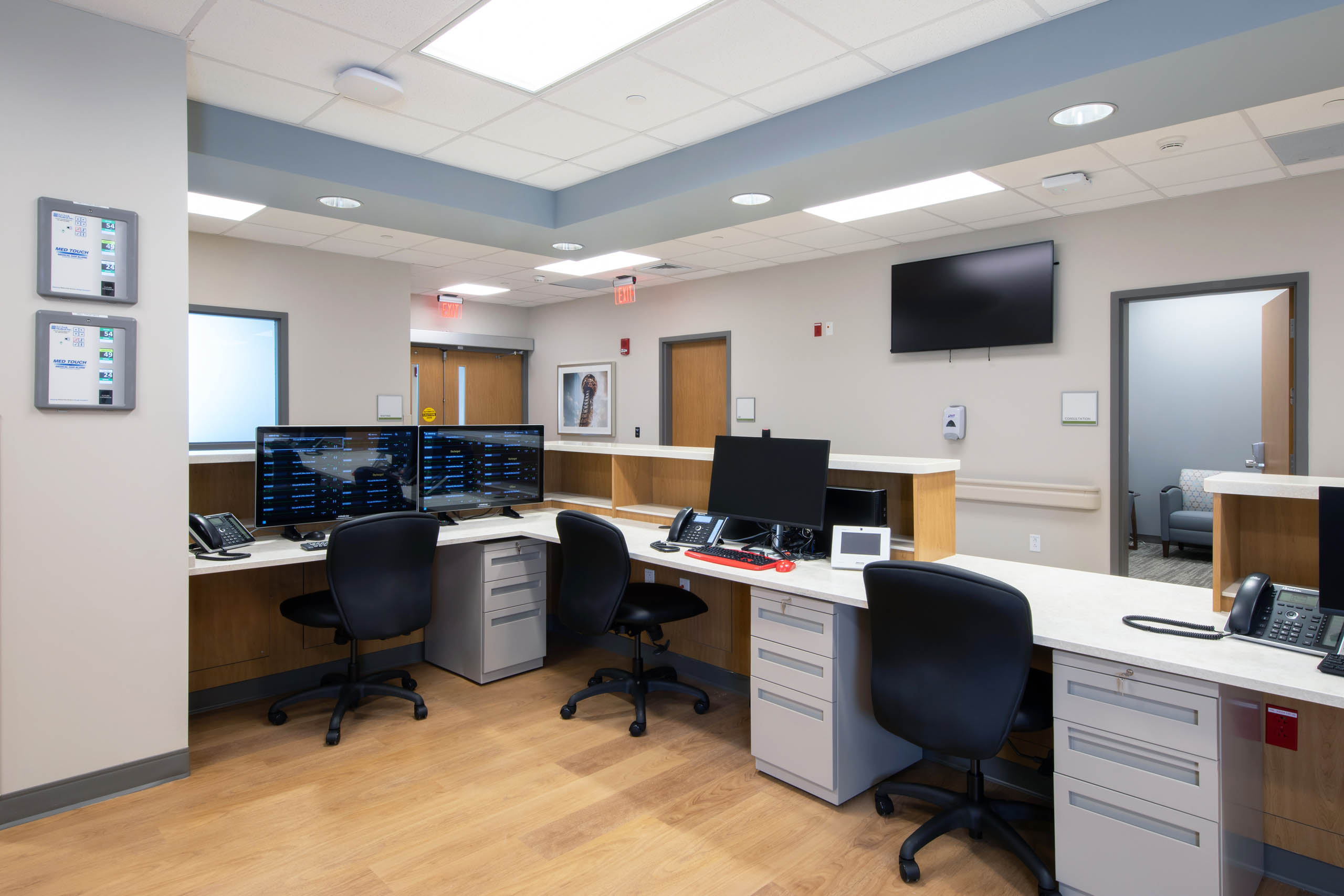 chs-tennova-north-knoxville-medical-center-nurses-station-back