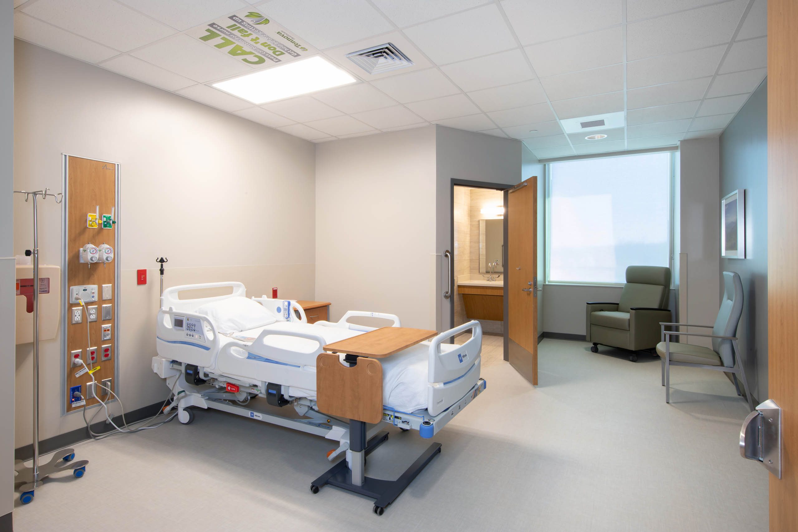 chs-tennova-north-knoxville-medical-center-patient-room1