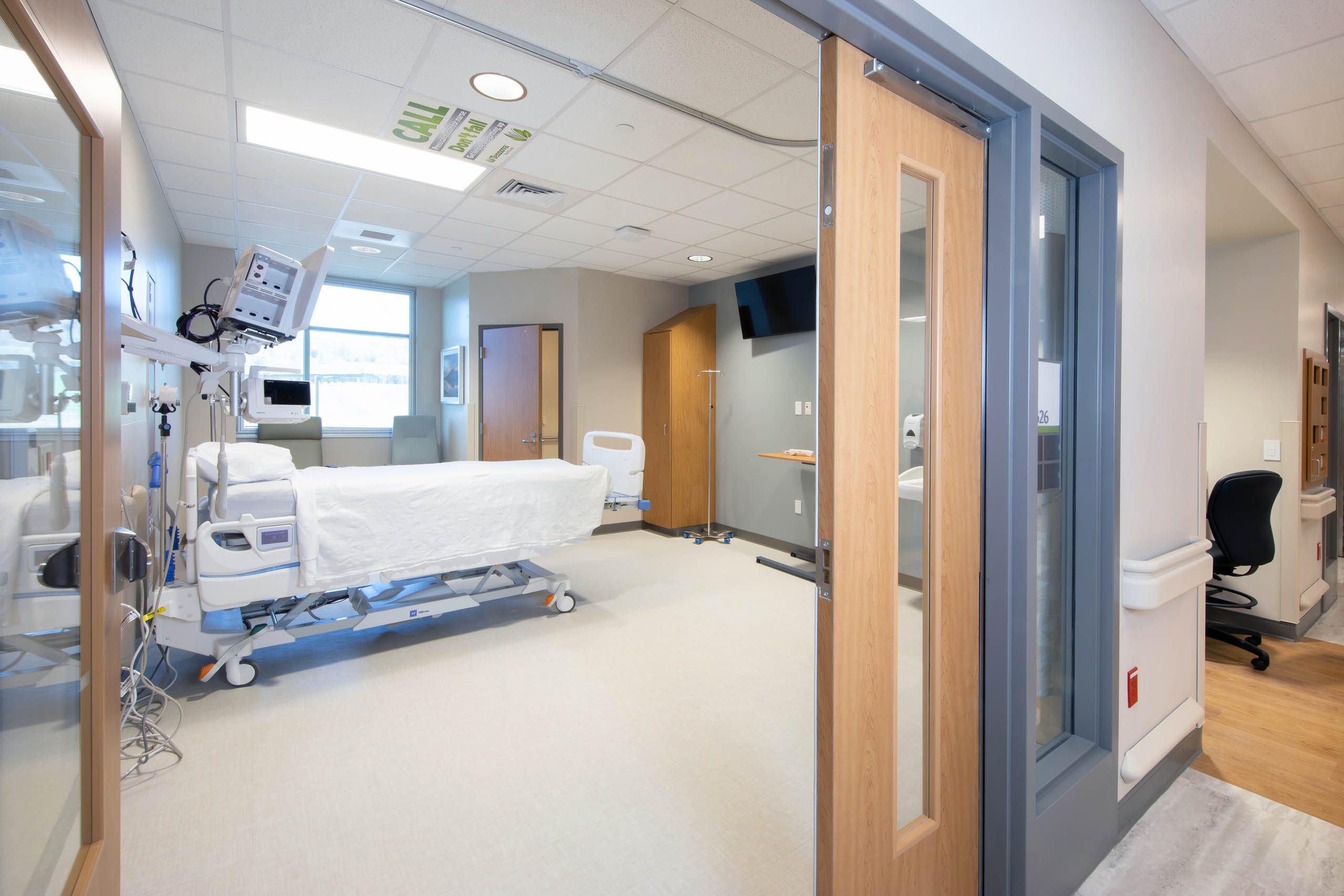 chs-tennova-north-knoxville-medical-center-patient-room2