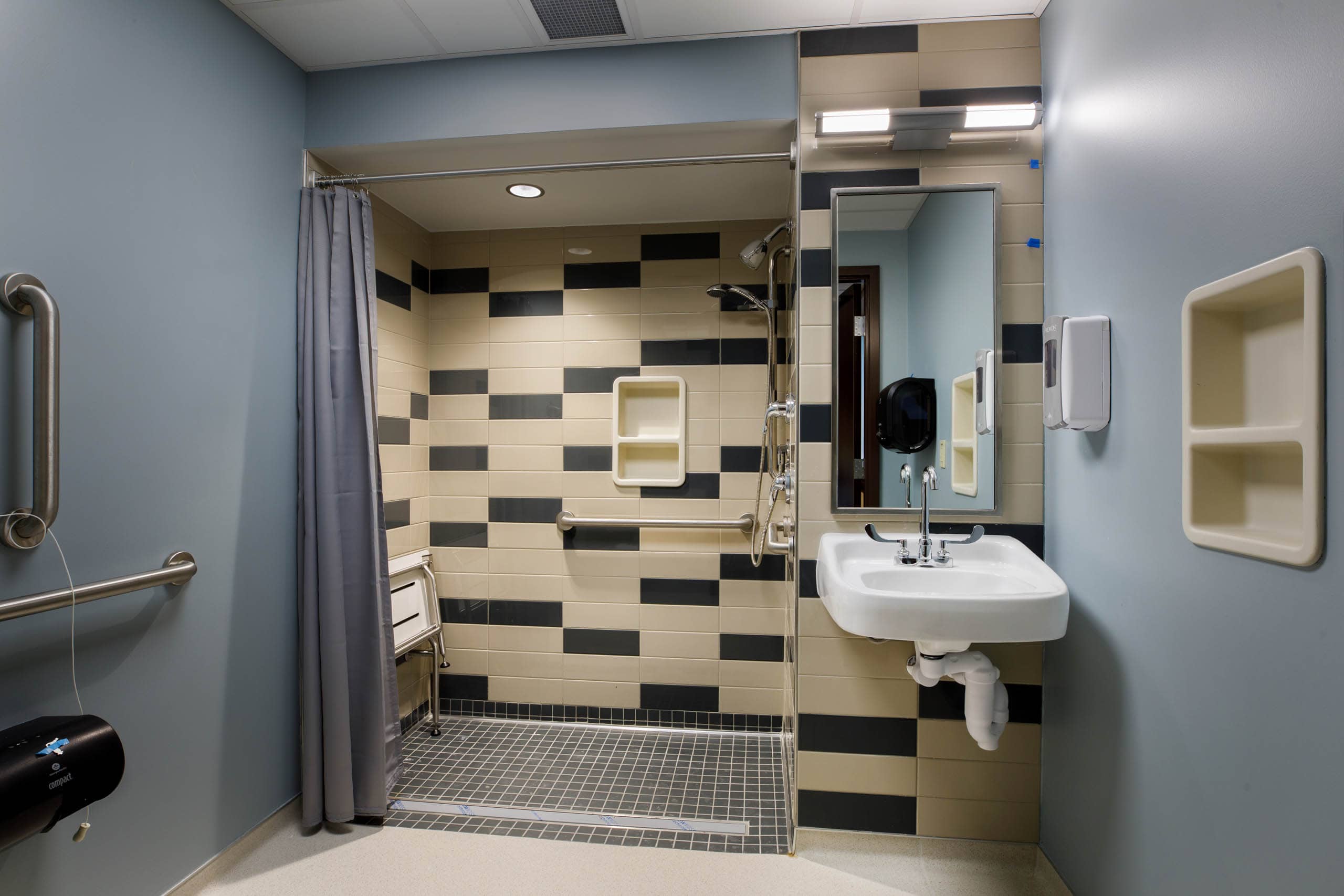 hca-healthcare-wesley-medical-center-bathroom2