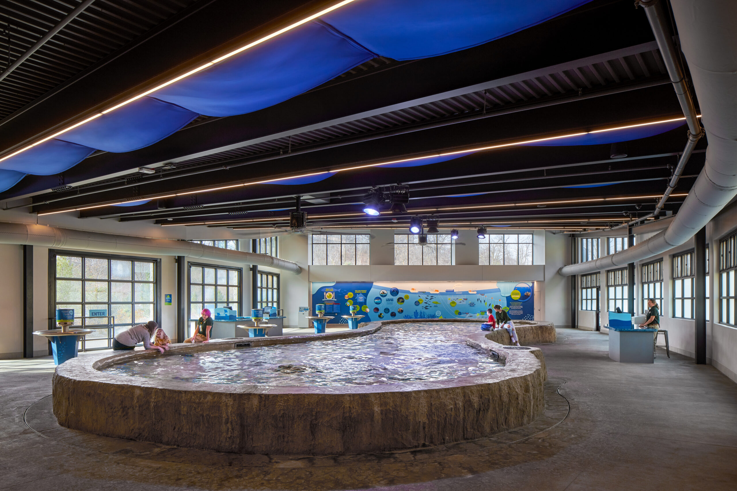 henry-doorly-zoo-omaha-stingray-beach-exhibit-people-2
