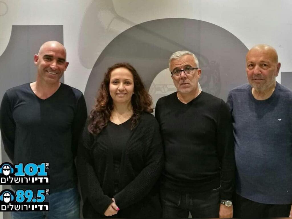 רדיו ירושלים, בדרך למגרש