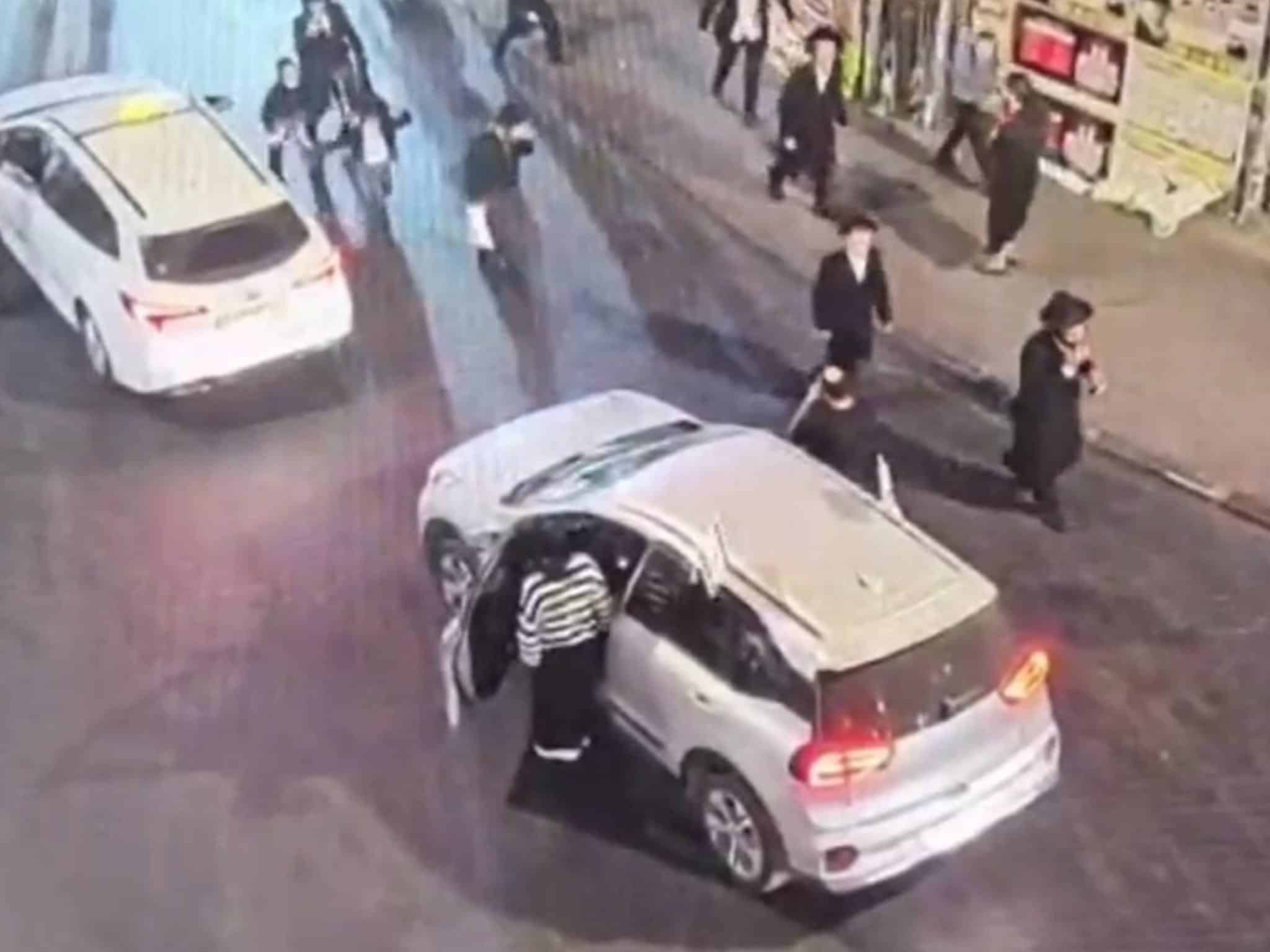 תיעוד המעשה בו חשוד תולש את דגל ישראל מרכב בכיכר השבת בירושלים במהלך הצפירה ערב יום הזיכרון, 29/04/2025