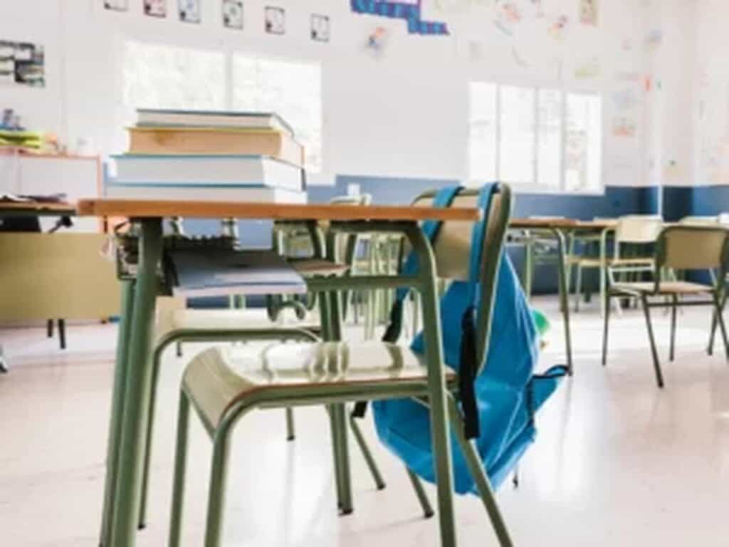 כיתה ישראלית שקטה, תרמיל תלוי על כיסא וספרים מונחים על שולחן – המחשה לעזיבה השקטה של מורים בעקבות שיימינג