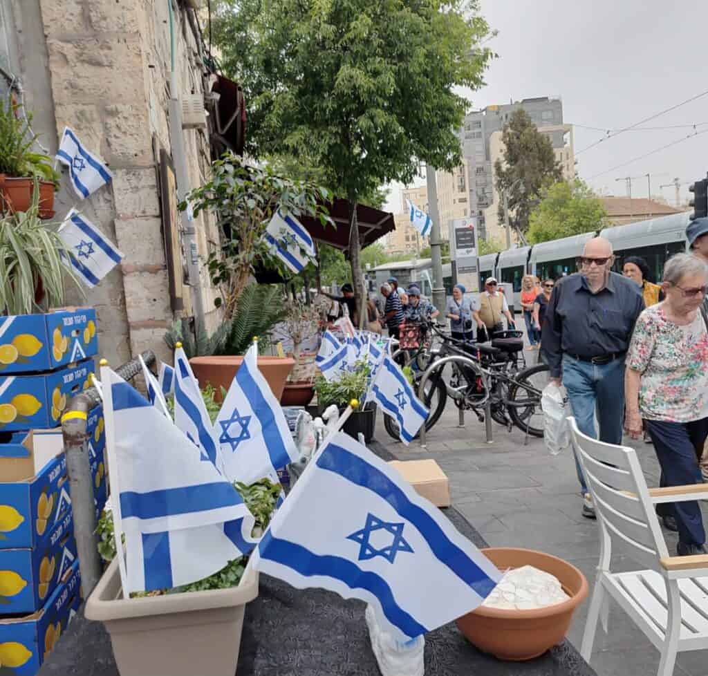 דגלי ישראל בשוק מחנה יהודה לפני יום העצמאות 2025 בירושלים
