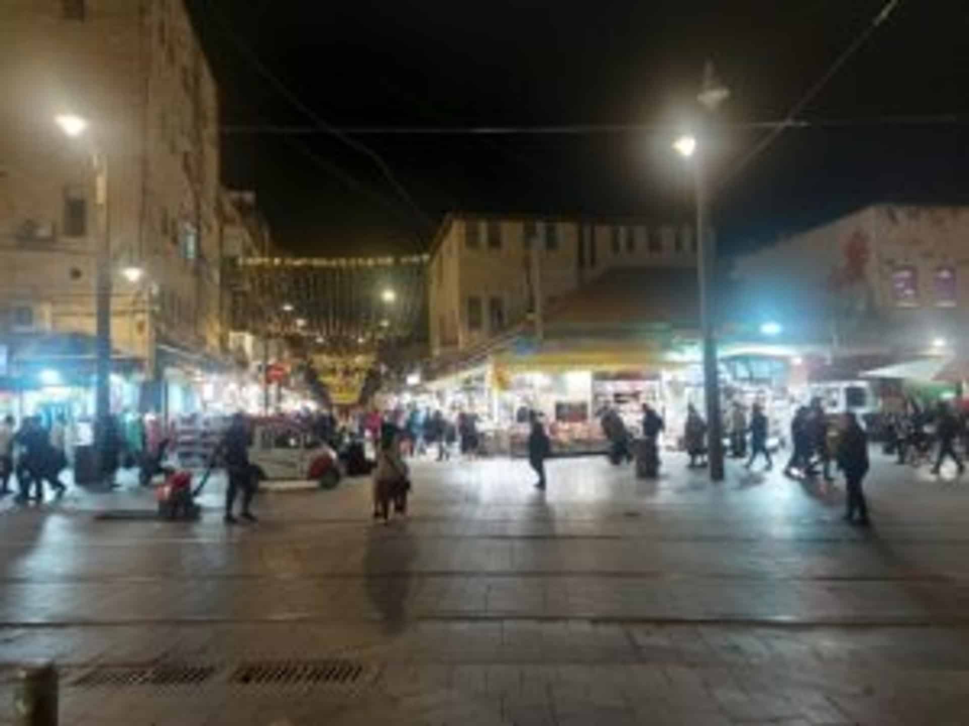 שוק מחנה יהודה בירושלים בלילה עם המוני מבקרים