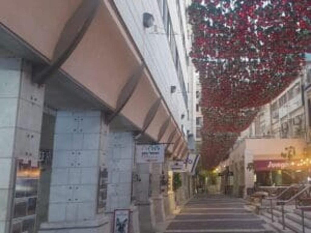 חזית שקטה של סמטה מסחרית בירושלים – אך מתחת לפני השטח, בעלי עסקים חוששים מהשחתה ומתקיפות חוזרות