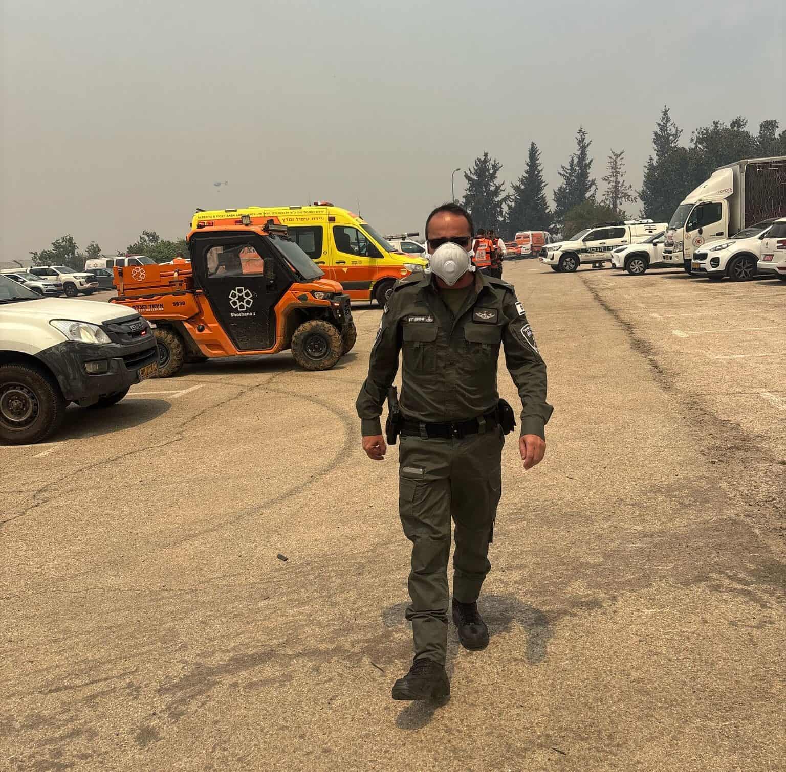 : לוחם מג"ב עם מסכת מגן באירוע שריפה בשפלת יהודה