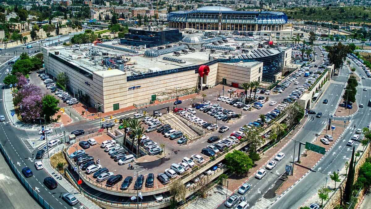 תצפית אווירית על קניון מלחה בירושלים, מוקד האירוע