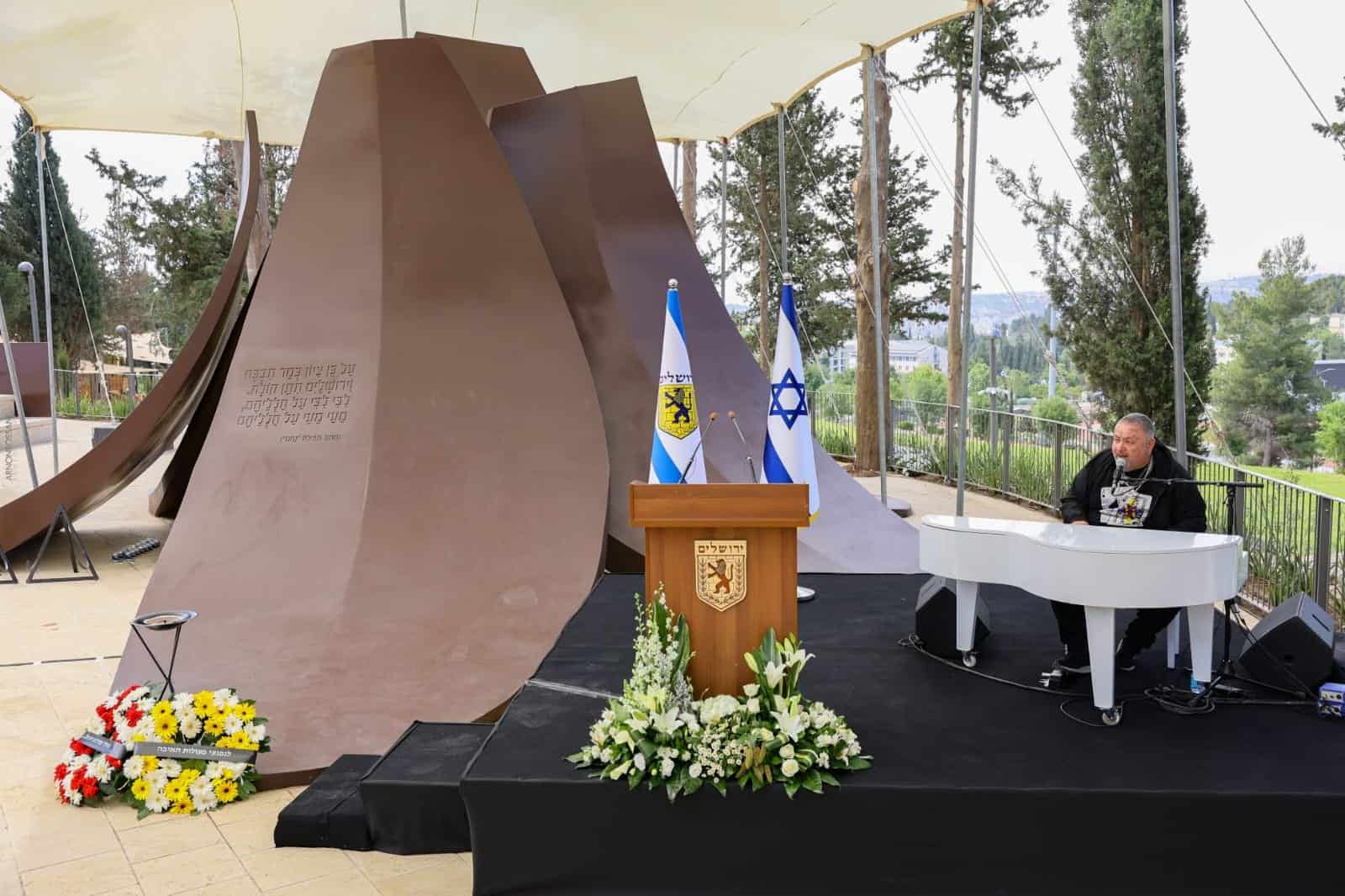 טקס הוספת שמות באנדרטת חרבות ברזל בירושלים לקראת יום הזיכרון 2025