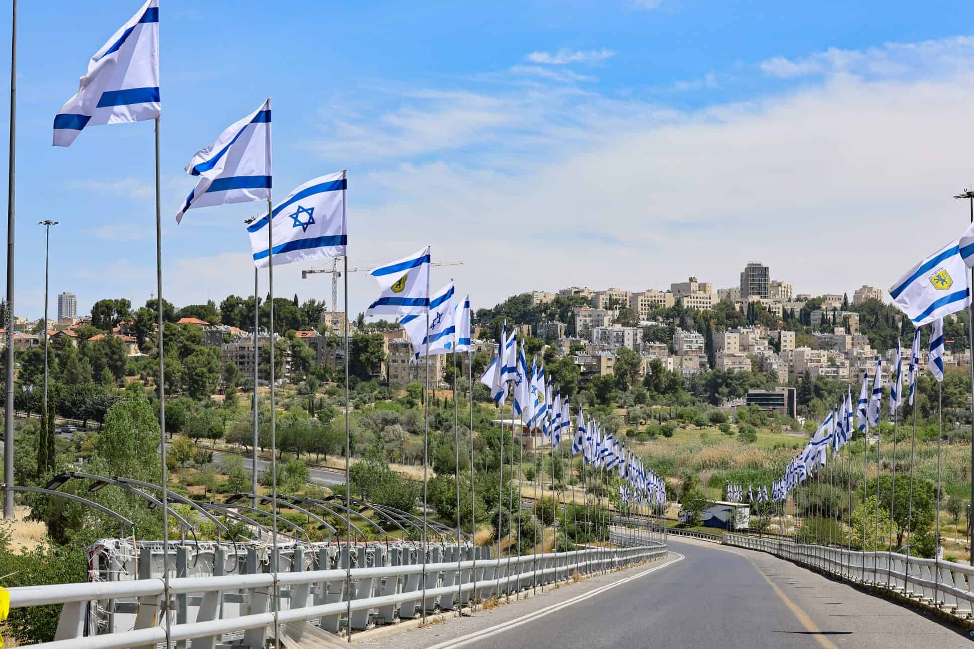 כביש ריק בירושלים עם דגלי ישראל ביום הזיכרון לחללי מערכות ישראל