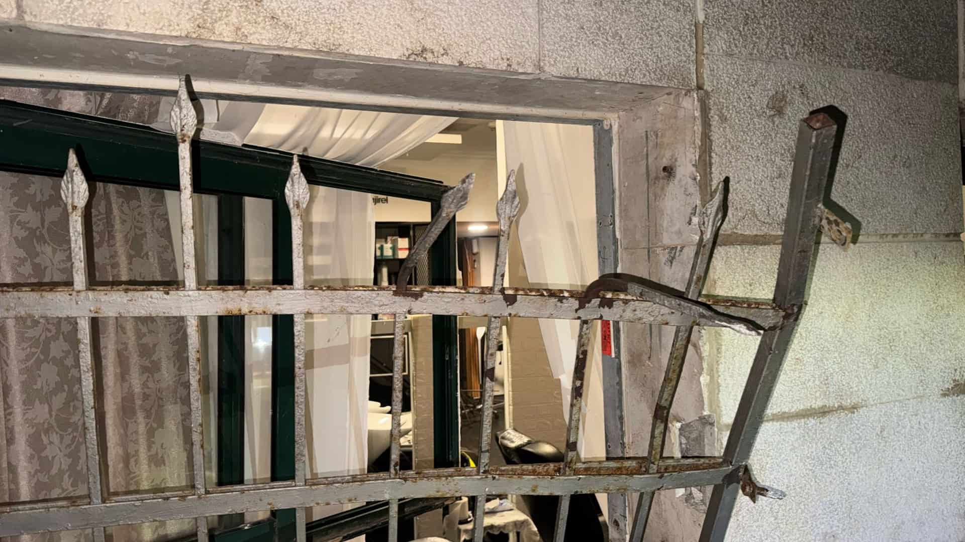 סורג חלון מעוקם לאחר פריצה למספרה ברחוב בן יהודה בתל אביב