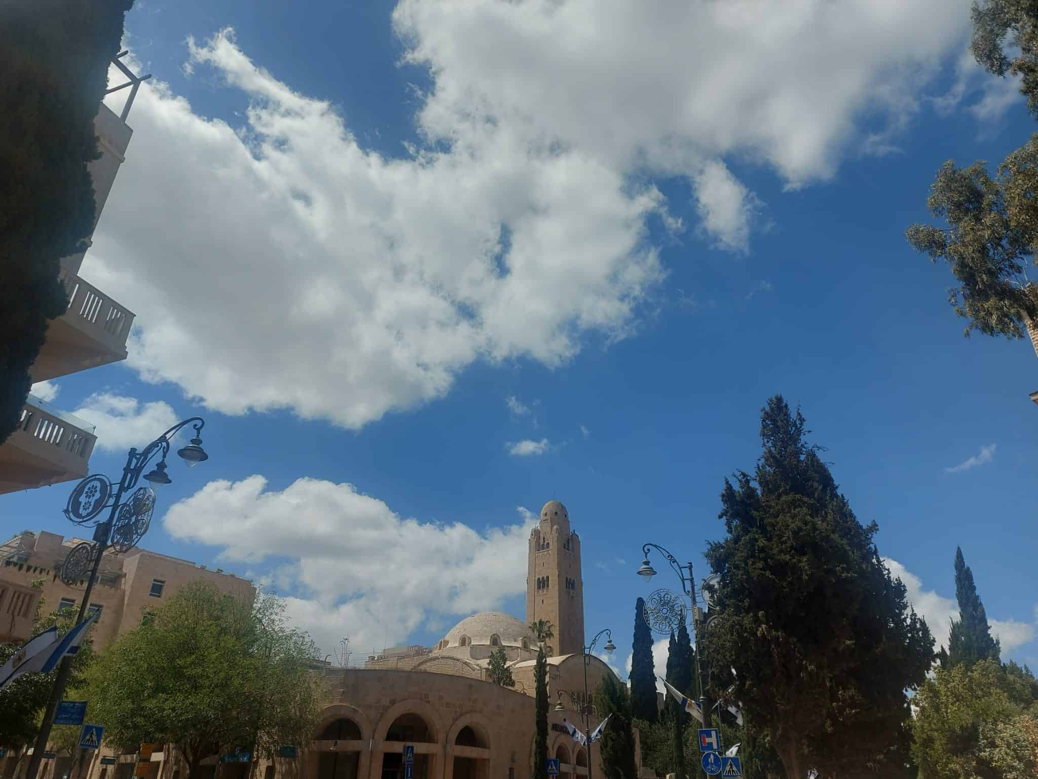 שמיים מעוננים חלקית מעל ירושלים ביום שלישי, ערב יום הזיכרון