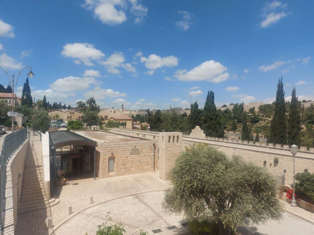 מזג האוויר הנעים בירושלים ביום רביעי, 30.4.2025, עם שמיים בהירים ואזורי טבע מסביב לעיר.