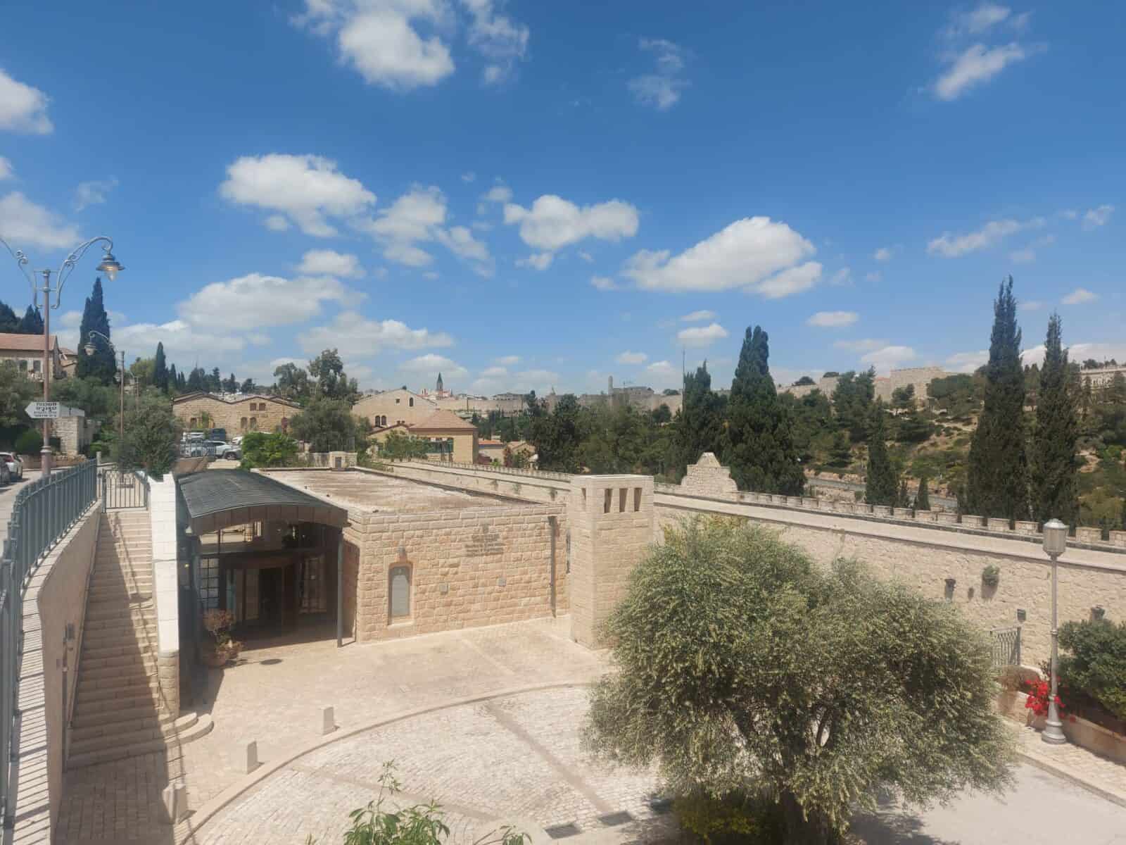 מזג האוויר הנעים בירושלים ביום רביעי, 30.4.2025, עם שמיים בהירים ואזורי טבע מסביב לעיר.