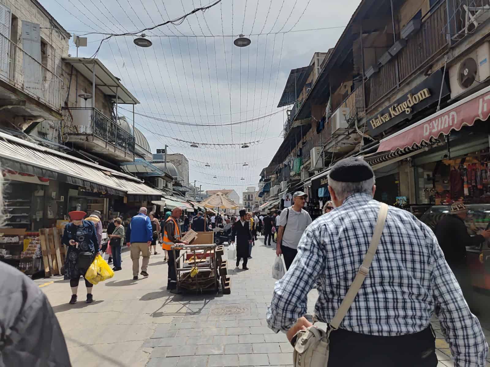 שוק מחנה יהודה בירושלים עם טשטוש על פני קונים