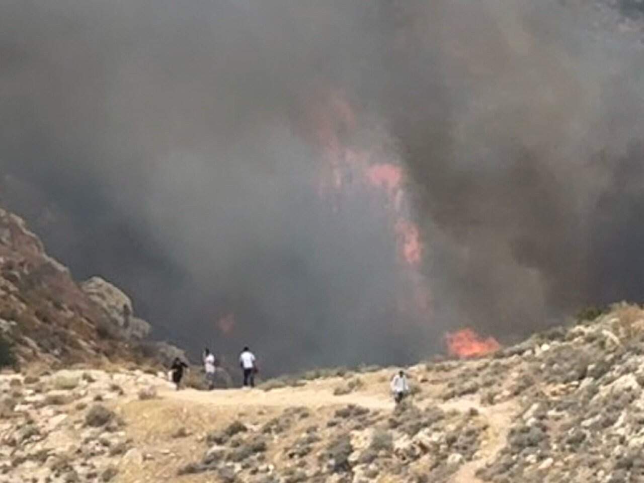 עשן כבד מיתמר מעל נחל פרת סמוך לירושלים בעקבות שריפה