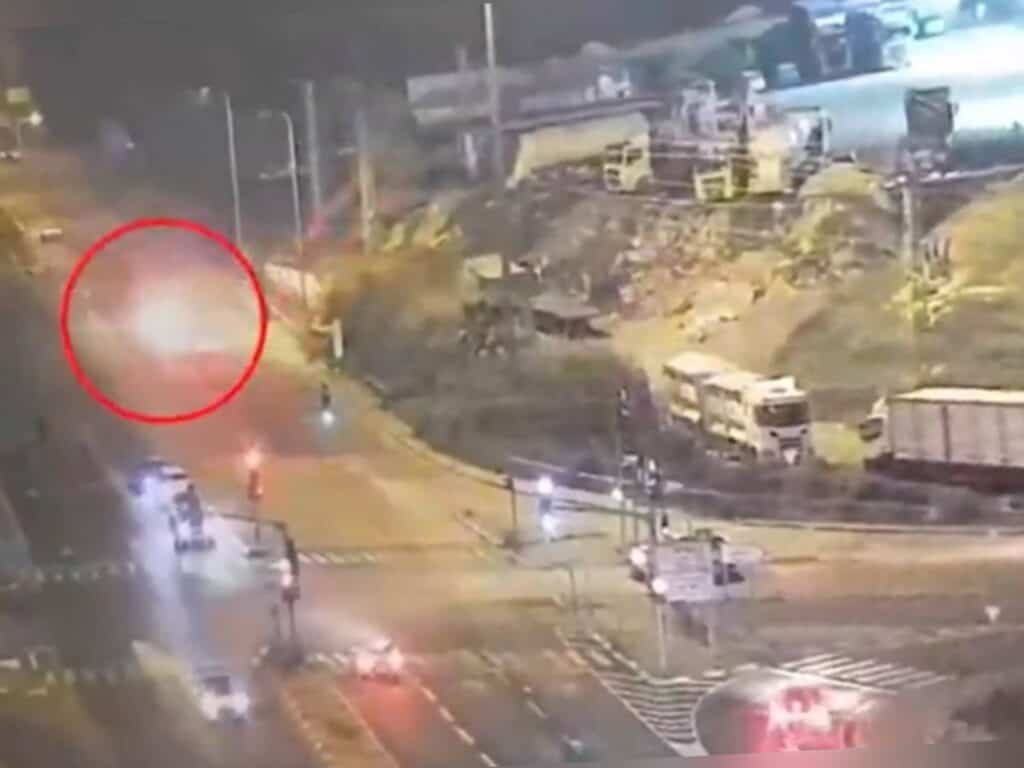 תיעוד השלכת בקבוק תבערה לעבר כביש ראשי במזרח ירושלים