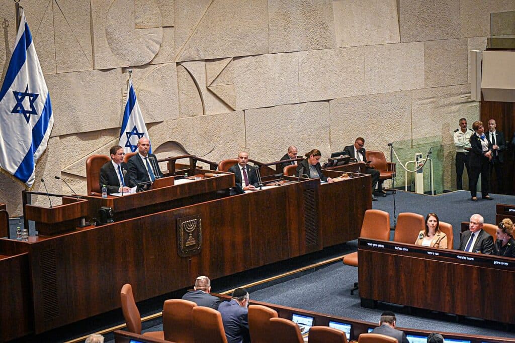 "מליאת הכנסת בירושלים – כאן נקבעים התנאים להוצאת רישיון קבלן שיפוצים בישראל
