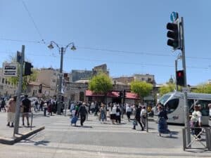 איך מגיעים לשוק מחנה יהודה באוטובוס או ברכבת קלה – תיעוד מהרכבת הקלה ברחוב יפו