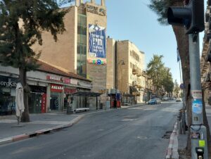 אזור רחוב יפו וקינג ג'ורג' בירושלים ריק כמעט לחלוטין בערב שבת
