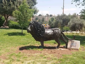 סל האריה בירושלים בעמידה שקטה על רקע העיר העתיקה – סמל של כוח ותודעה עירונית רגישה
