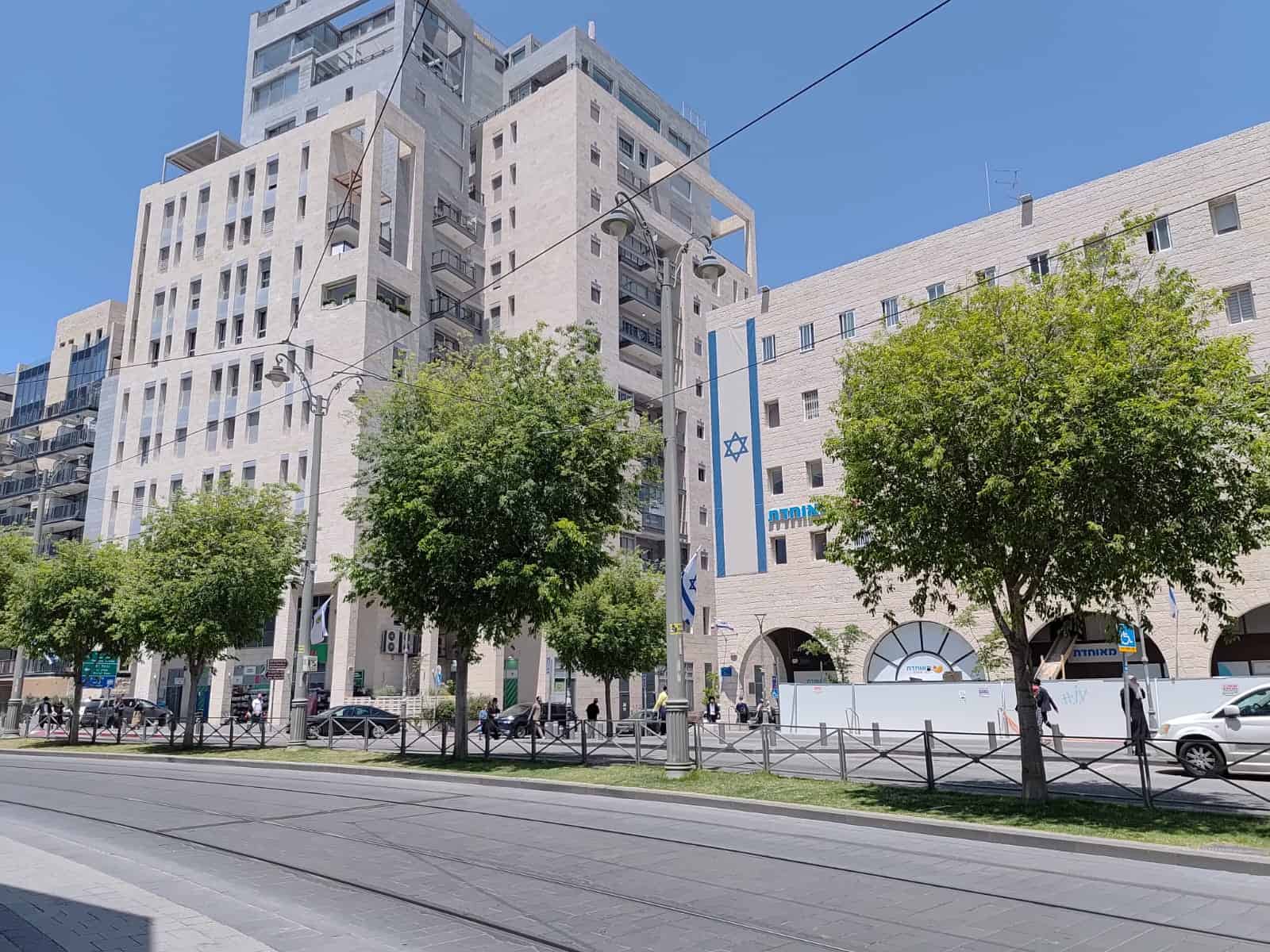 בנייני מגורים ודגלי ישראל תלויים במרכז ירושלים לקראת יום העצמאות