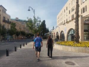הדרך לממילא בירושלים, בוקר רגוע של חודש מאי, עם מטיילים ודגלים מתנופפים