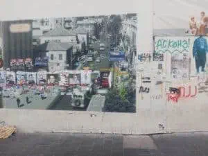 מדבקה עם הכיתוב "רחוב המפקיר" על רקע שלט רחוב יפו בירושלים, סמוך לתמונות חטופים