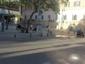 רחוב הלל בירושלים, אנשים יושבים על ספסלים, בוקר שקט