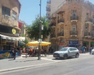 דוכן פלאפל ירושלמי שוקק חיים – בצומת שבו נפגשים חרדים, סטודנטים ותיירים