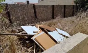 איסוף קרשים בלב שכונה בירושלים לקראת חג ל"ג בעומר